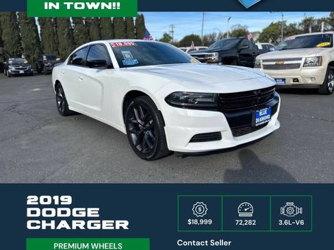 Used 2019 Dodge Charger SXT w/ Blacktop Package image 2
