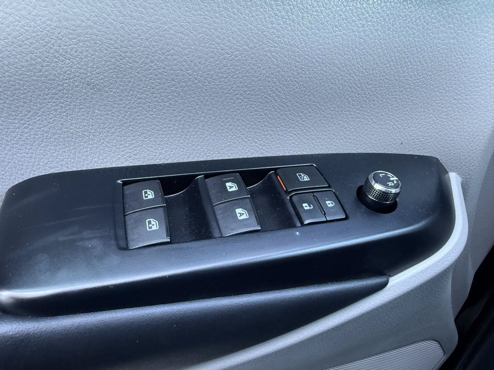 Used 2018 Toyota Highlander XLE AWD/4WD image 23