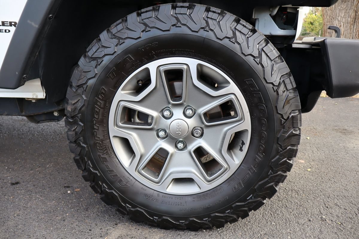 Used 2015 Jeep Wrangler Unlimited Rubicon w/ Connectivity Group AWD/4WD image 41