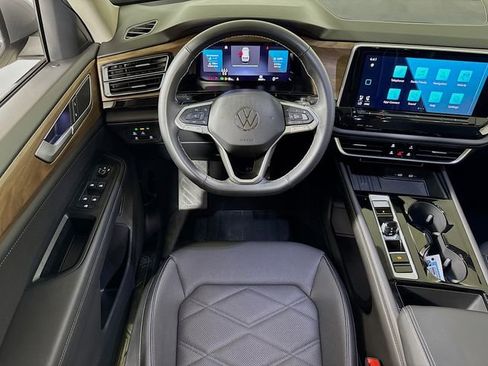 Used 2025 Volkswagen Atlas SE image 19
