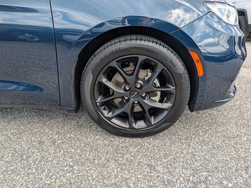 Used 2025 Chrysler Pacifica Limited FWD image 9