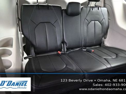 Used 2022 Chrysler Pacifica Touring-L FWD image 43