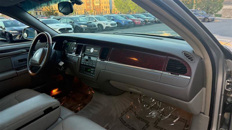 Used 2004 Lincoln Town Car Ultimate RWD image 9