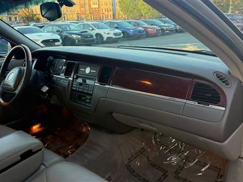 Used 2004 Lincoln Town Car Ultimate image 9