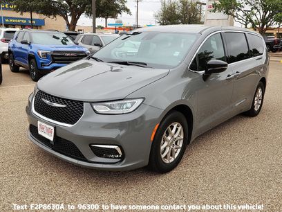 Used 2025 Chrysler Pacifica Select