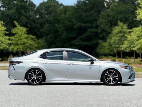 Used 2018 Toyota Camry SE w/ Convenience Package FWD image 12