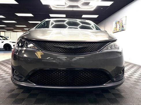 Used 2018 Chrysler Pacifica Touring Plus w/ S Appearance Package FWD image 3