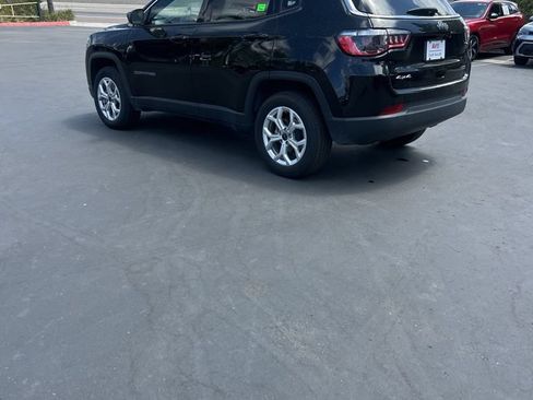 Used 2025 Jeep Compass Latitude w/ Sun & Sound Group AWD/4WD image 7