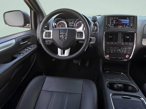 Used 2017 Dodge Grand Caravan SXT w/ Rear Park Assist Package FWD image 8
