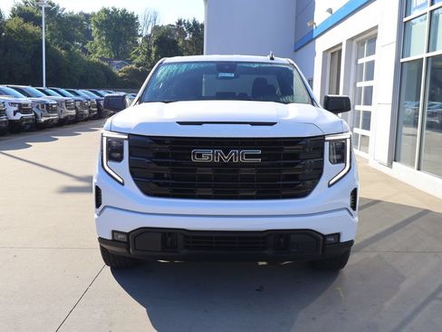 Used 2023 GMC Sierra 1500 Elevation w/ LPO, Elevation Black Package AWD/4WD image 5