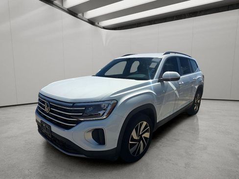 Used 2025 Volkswagen Atlas SE image 1