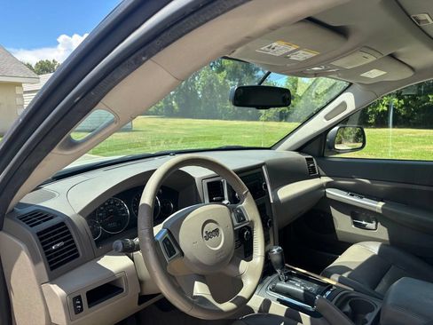 Used 2009 Jeep Grand Cherokee Laredo AWD/4WD image 12