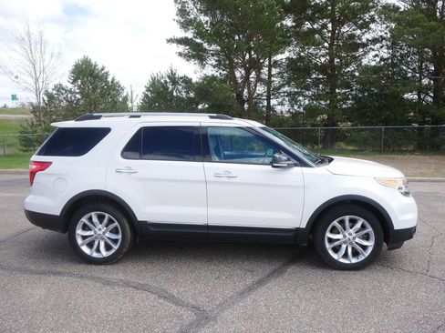 Used 2015 Ford Explorer XLT w/ Equipment Group 202A AWD/4WD image 4