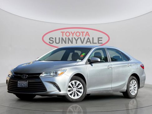 Used 2017 Toyota Camry XLE image 2