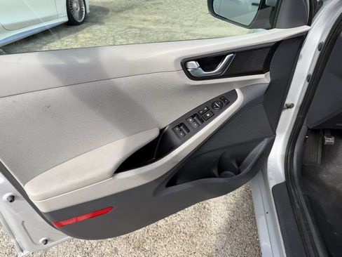 Used 2017 Hyundai Ioniq SEL FWD image 9