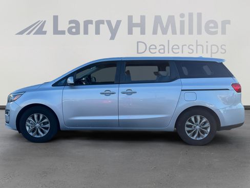 Used 2019 Kia Sedona L image 2