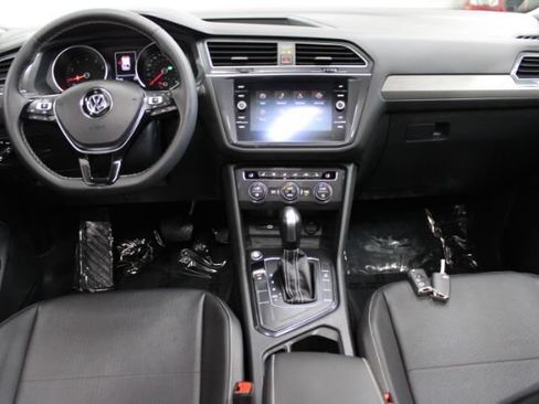 Used 2021 Volkswagen Tiguan SE w/ Panoramic Sunroof Package FWD image 2