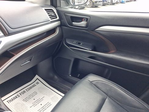 Used 2017 Toyota Highlander XLE w/ Carpet Mat Package AWD/4WD image 21