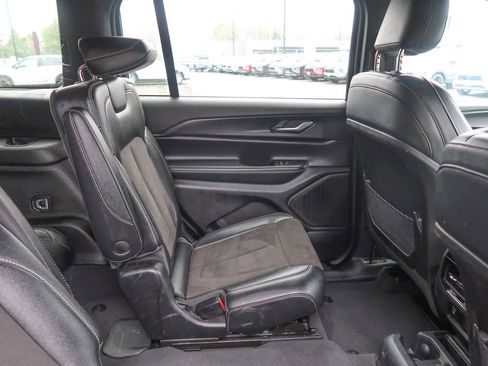 Used 2023 Jeep Grand Cherokee L Laredo image 16