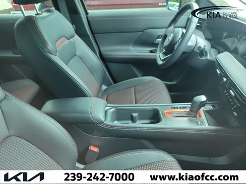 Used 2025 Nissan Kicks SR FWD image 9