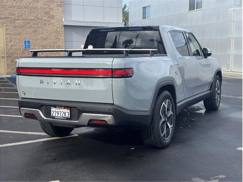 Used 2022 Rivian R1T Adventure image 5