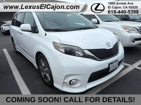 Used 2013 Toyota Sienna SE w/ Premium Pkg w/Entune FWD image 2