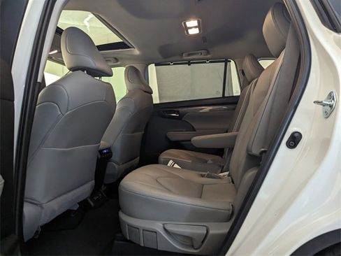Used 2023 Toyota Highlander L image 7