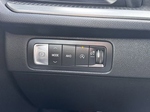 Used 2025 Chevrolet Traverse LT image 18