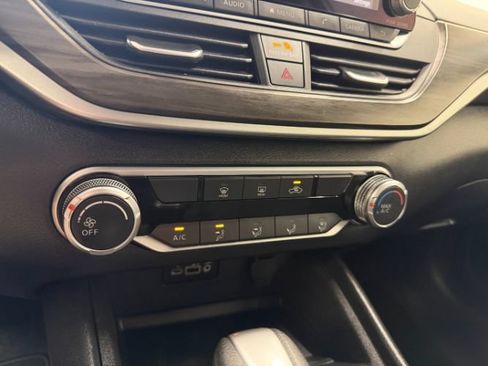 Used 2025 Nissan Altima 2.5 SV FWD image 18