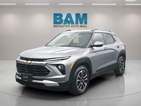 Used 2025 Chevrolet TrailBlazer LT FWD image 3