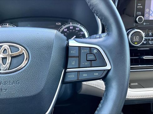 Used 2022 Toyota Highlander Limited FWD image 25