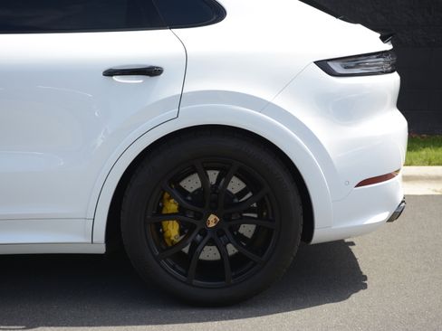 Certified 2026 Porsche Cayenne GTS AWD/4WD image 40