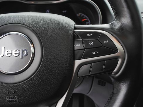 Used 2022 Jeep Grand Cherokee Laredo X AWD/4WD image 19