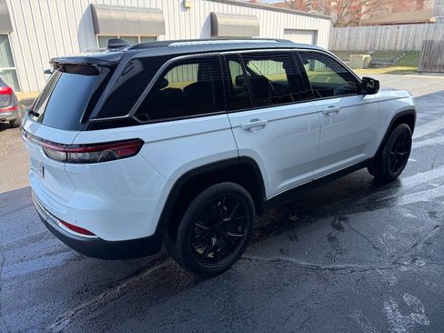 Used 2023 Jeep Grand Cherokee Limited AWD/4WD image 6