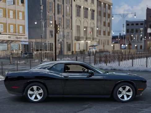 Used 2016 Dodge Challenger SXT image 8