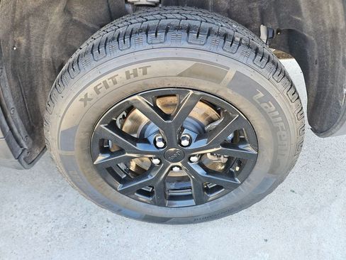 Used 2024 Jeep Grand Cherokee L Laredo image 25