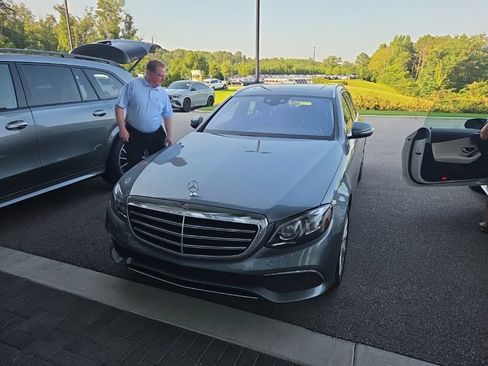 Used 2018 Mercedes-Benz E 400 4MATIC Wagon image 2