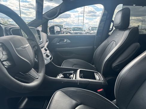 Used 2026 Chrysler Pacifica Limited w/ S Appearance Package FWD image 32