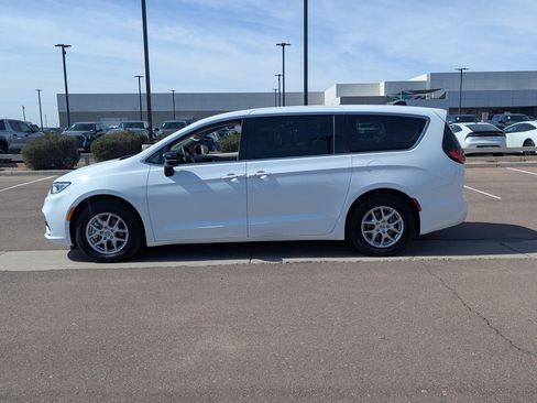 Used 2024 Chrysler Pacifica Touring-L image 2