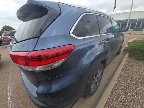 Used 2019 Toyota Highlander XLE w/ Carpet Mat Package (TMS) AWD/4WD image 8