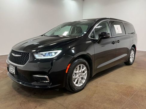 Used 2024 Chrysler Pacifica Touring-L FWD image 38