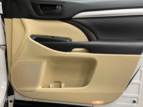 Used 2018 Toyota Highlander Plus w/ Carpet Mat Package (TMS) AWD/4WD image 56