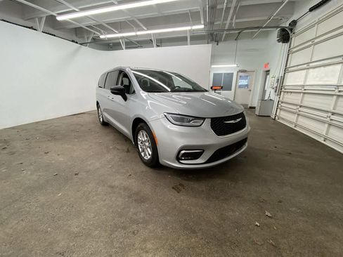 Used 2024 Chrysler Pacifica Touring-L image 8