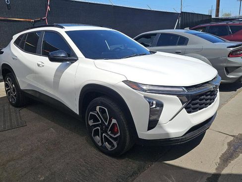 Used 2025 Chevrolet Trax RS w/ Sunroof Package image 2