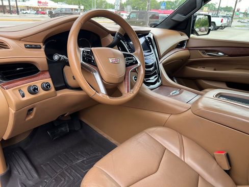 Used 2017 Cadillac Escalade ESV Platinum AWD/4WD image 28