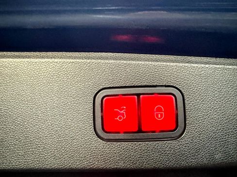 Used 2015 Mercedes-Benz E 350 4MATIC Sedan image 44