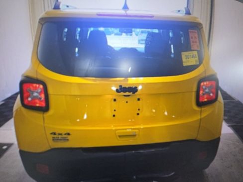 Used 2018 Jeep Renegade Altitude w/ Safety & Security Group AWD/4WD image 6