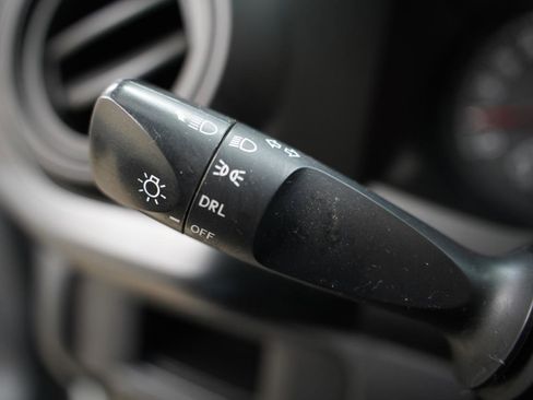 Used 2018 Toyota Tacoma SR image 14