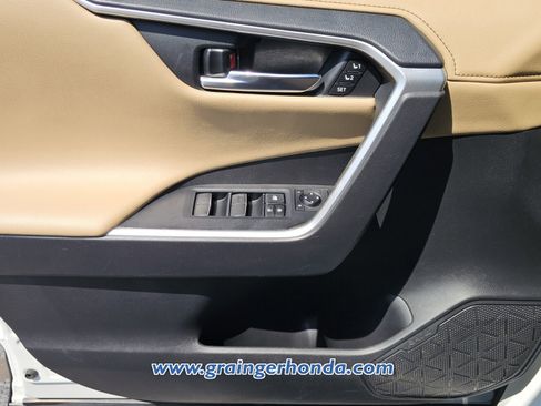 Used 2020 Toyota RAV4 Limited image 23