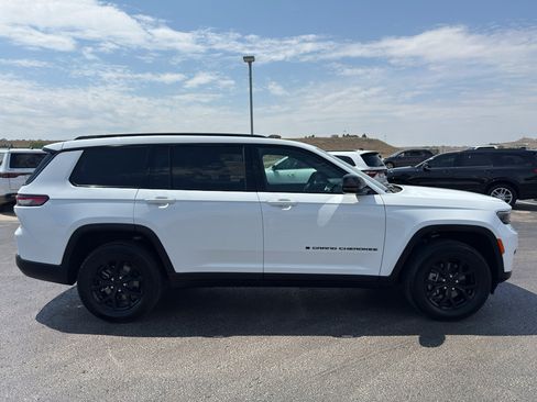 Certified 2025 Jeep Grand Cherokee L Laredo AWD/4WD image 4